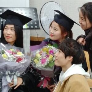 제1회 졸업식에서 혜주, 송미, 영광, 선녀 (왼쪽부터)