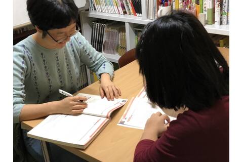 "영어를 배우고 싶어요" 북한에서 온 엄마 학생들